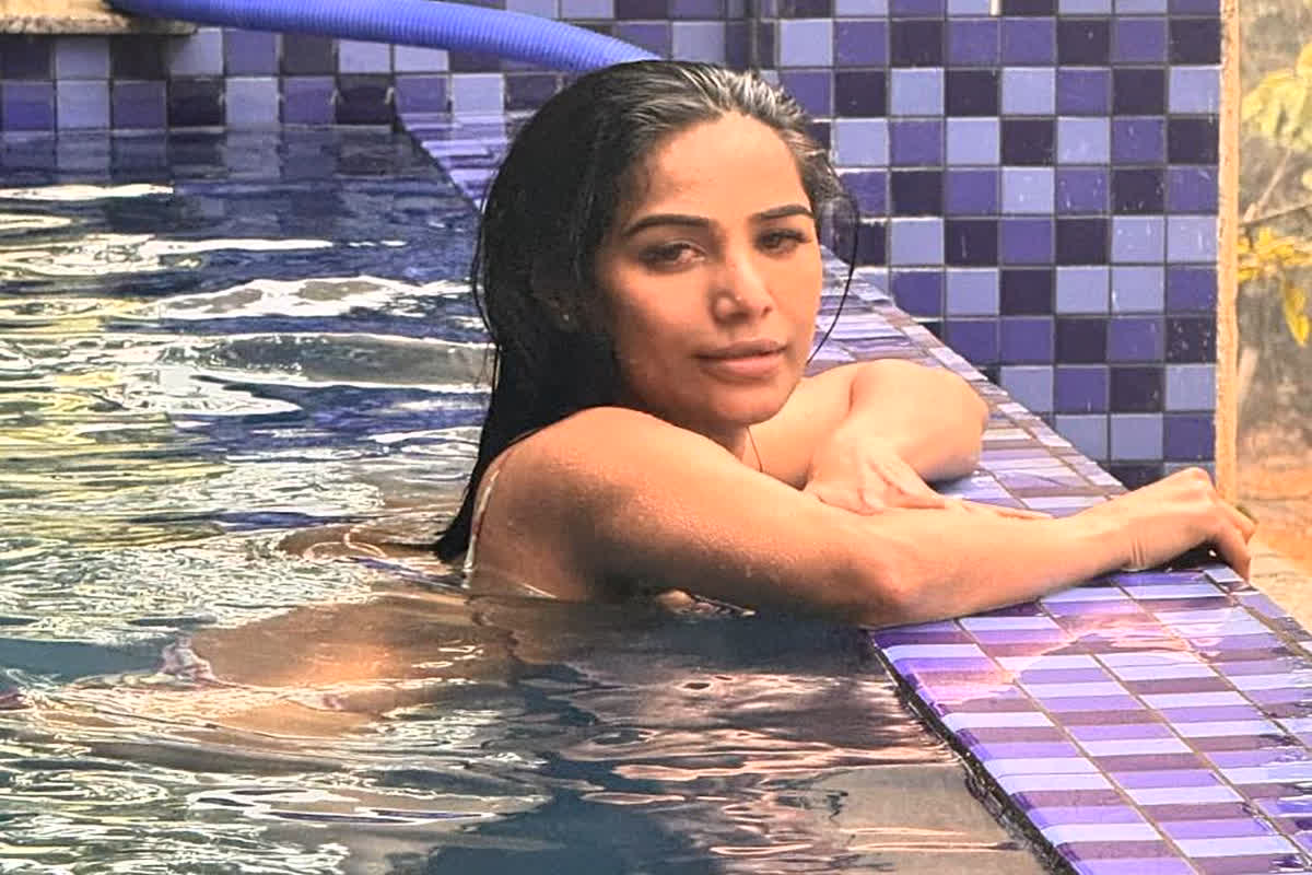 Poonam Pandey Sexy Video : Poonam Pandey ने बिकिनी पहन स्विमिंग पूल में लगाई आग, वीडियो देख बेकाबू हो जाएंगे आप