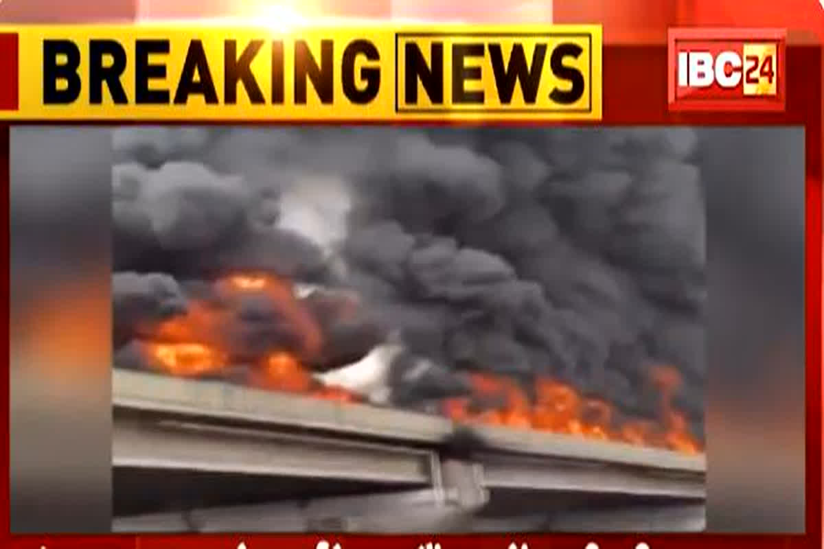 नेशनल हाइवे पर पलटा तेल से भरा टैंकर, फ्लाईओवर पर लगी आग, वायरल हुआ वीडियो