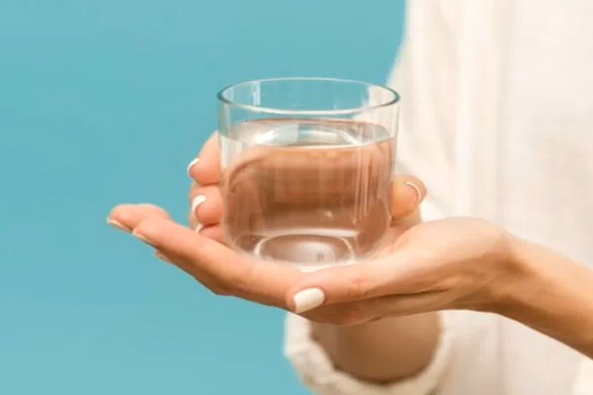 Side Effects of Water: रोज पीते हैं इतना पानी तो हो सकता है हार्ट अटैक का खतरा! जानें क्या कहते हैं डॉक्टर्स