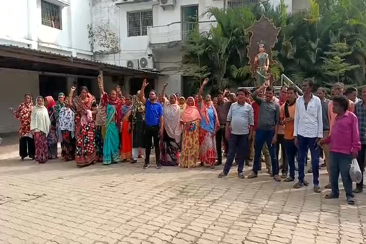 Rajnandgaon News: वेतन नहीं मिलने से नाराज कर्मचारियों ने किया नगर निगम कार्यालय का घेराव, नारेबाजी कर किया हड़ताल