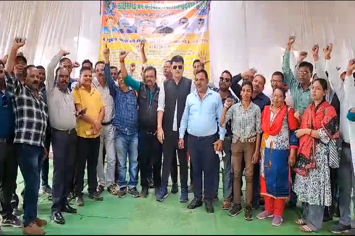 Rajnandgaon Employee Strike: कलेक्ट्रेट कार्यालय के सामने धरने पर बैठे वन विभाग के कर्मचारी, मांगों को लेकर किया अनिश्चितकालीन हड़ताल