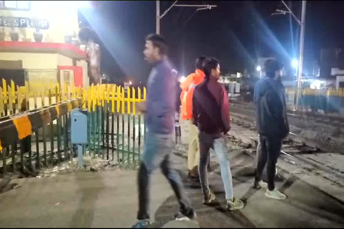 Ratlam News: ऑन ड्यूटी रेलवे गेटमैन की लापरवाही आई सामने, नशे की हालत में खुला छोड़ा रेलवे फाटक, और फिर…
