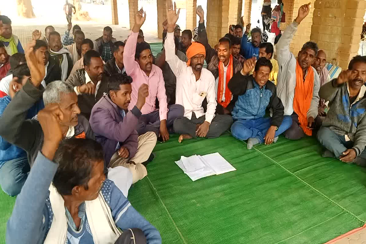 Balrampur News: चौकीदार संघ ने अपने ही विभाग के खिलाफ खोला मोर्चा, अपनी इन मांगो को लेकर किया प्रदर्शन, उच्च अधिकारियों पर भी लगाए आरोप