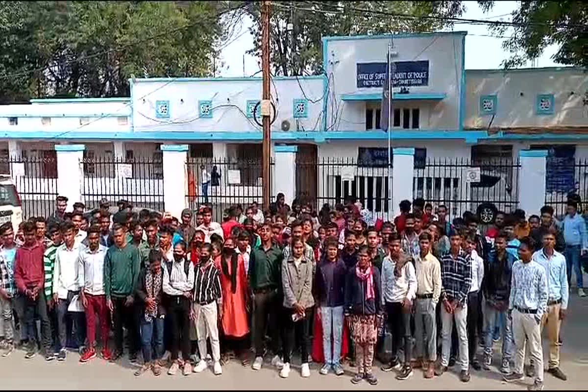 Ambikapur News: नौकरी दिलाने के नाम पर बेरोजगारों से ठगी, शिकायत लेकर SP ऑफिस पहुंचे सैकड़ों युवक-युवती
