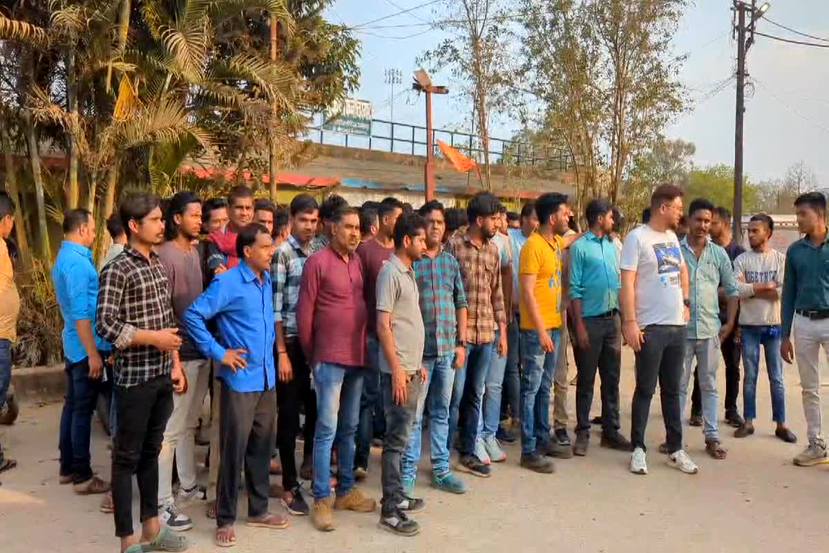 Jagdalpur News: मिनरल्स प्राइवेट लिमिटेड के कर्मचारियों ने किया हड़ताल, 21 सूत्रीय मांगो को लेकर बैठे धरने पर