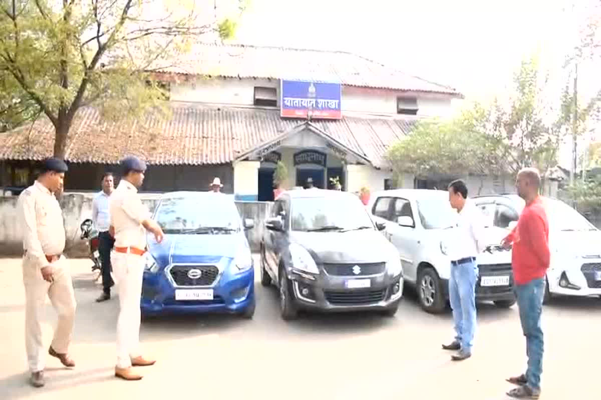 Janjgir News: स्टंटबाजी करने वालों पर लगी लगाम, ट्रैफिक पुलिस ने कार्रवाई करते हुए 4 कार किए जब्त, अभिभावकों को दी समझाइस