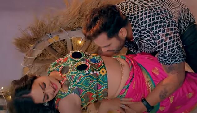 Khesari Lal Yadav & Karishma Kakkar New Hot Video: निम्बू खरबूजा भईल 2 गानें में करिश्मा ककर ने अपनें सेक्सी अदांज में नजर आई ।