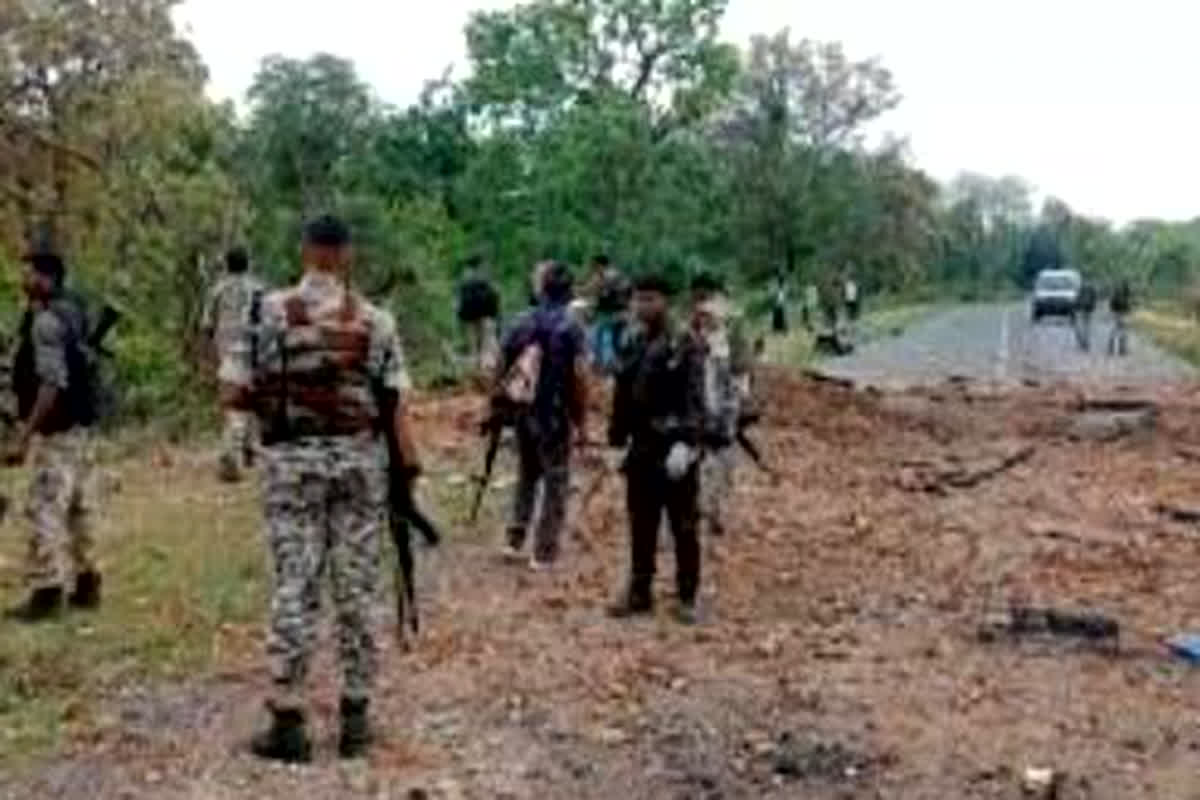 Police Naxalite Attack: एक बार फिर पुलिस और नक्सलियों के बीच मुठभेड़, सर्चिंग पर निकले जवानों पर नक्सलियों ने की फायरिंग