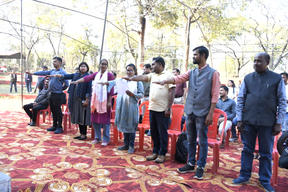 Gramoday University Convocation 2024: ग्रामोदय विश्वविद्यालय का दीक्षांत समारोह आज, डिग्री और मैडल लेने से पहले छात्रों ने किया पूर्वाभ्यास