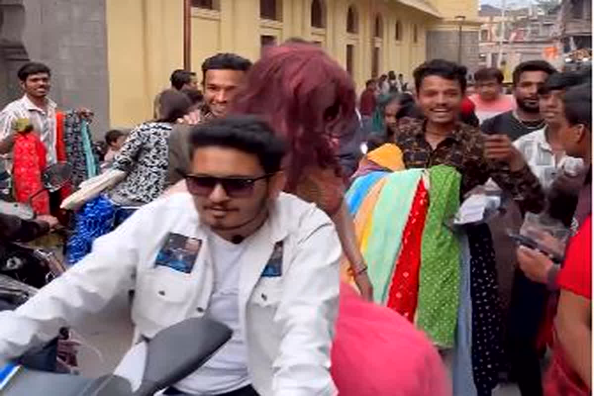 Indore Viral Video: युवक ने शहर भर में घूम-घूमकर अपने ‘बाबू’ के साथ मनाया वैलेंटाइन डे, युवक की हरकत सोशल मीडिया पर हुआ वायरल