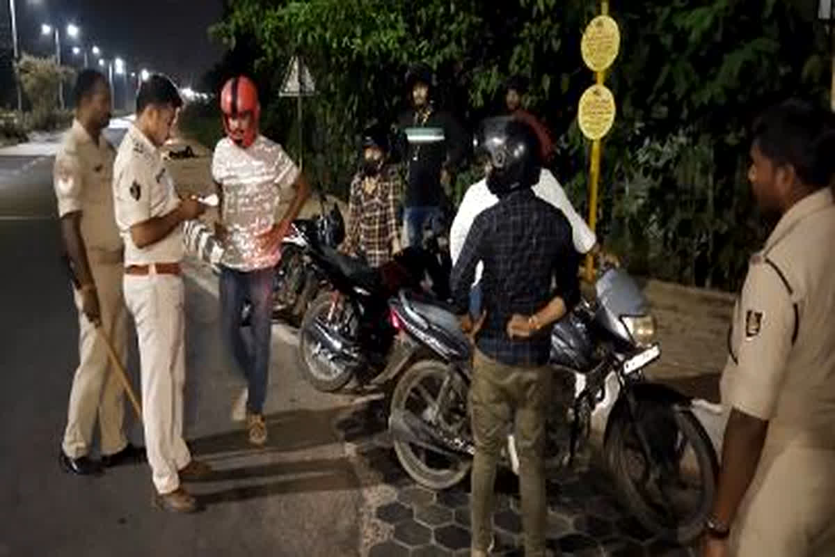 CG Police Checking Campaign: पुलिस ने देर रात चलाया सघन चेकिंग अभियान, करीब 130 गाड़ियों पर की कार्रवाई