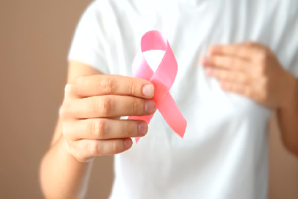 Breast Cancer: हर साल 2.1 मिलियन महिलाएं होती हैं ब्रेस्ट कैंसर का शिकार, यहां जानें लक्षण और बचने के उपाय