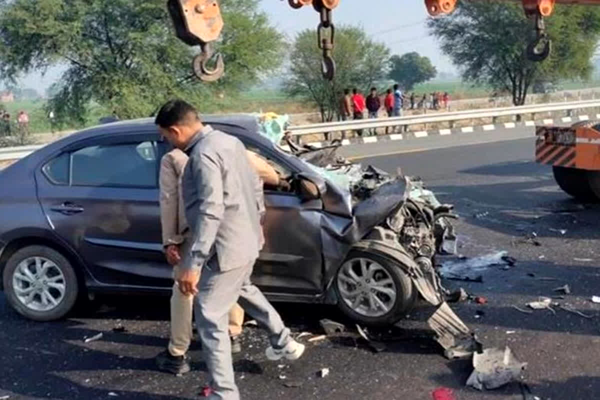 Road Accident: खड़े ट्रक से जा टकराई तेज रफ्तार कार, चार लोगों की दर्दनाक मौत