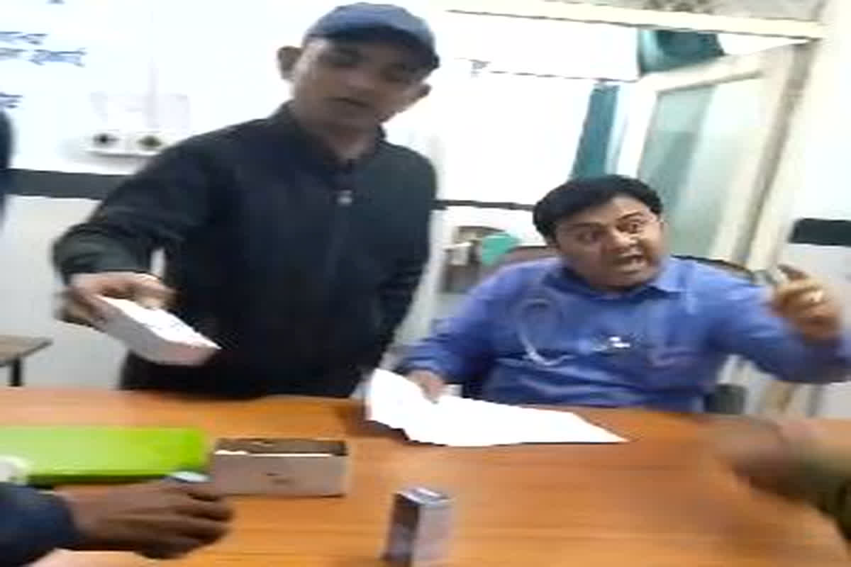 Chhatarpur Viral Video: “कलेक्टर से डरता नहीं हूं, धमकी दी तो…”,पुलिसकर्मी और घायल शख्स से अभद्र व्यवहार करते डॉक्टर का वीडियो वायरल