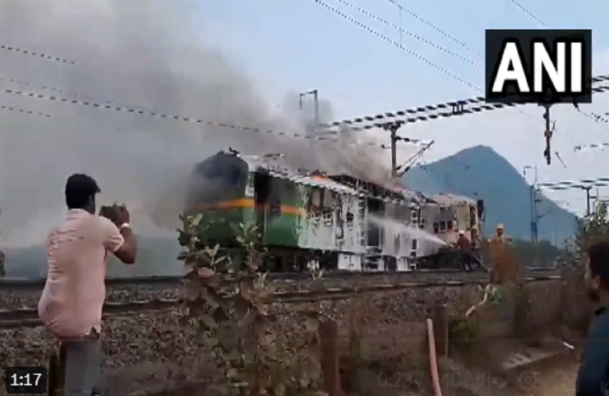 Train Engine Fire: ट्रेन की इंजन में लगी भीषण आग, मची अफरातफरी, दमकल की चार गाड़ियां मौजूद