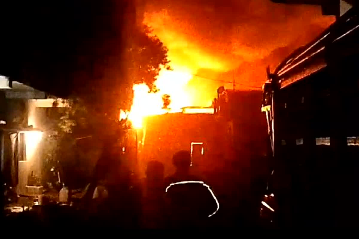 Jabalpur Fire News: ट्रांसफार्मर के गोदाम में लगी भीषण आग, लाखों का सामान जलकर राख, मंजर देख दहशत में लोग