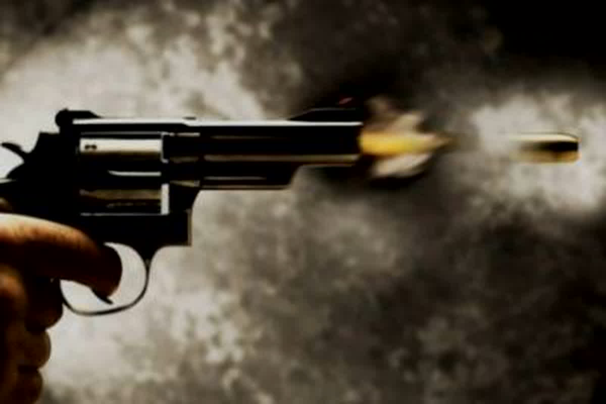 Gwalior Crime News: सरेआम युवक को बदमाश ने मारी गोली, इलाके में फैली सनसनी…