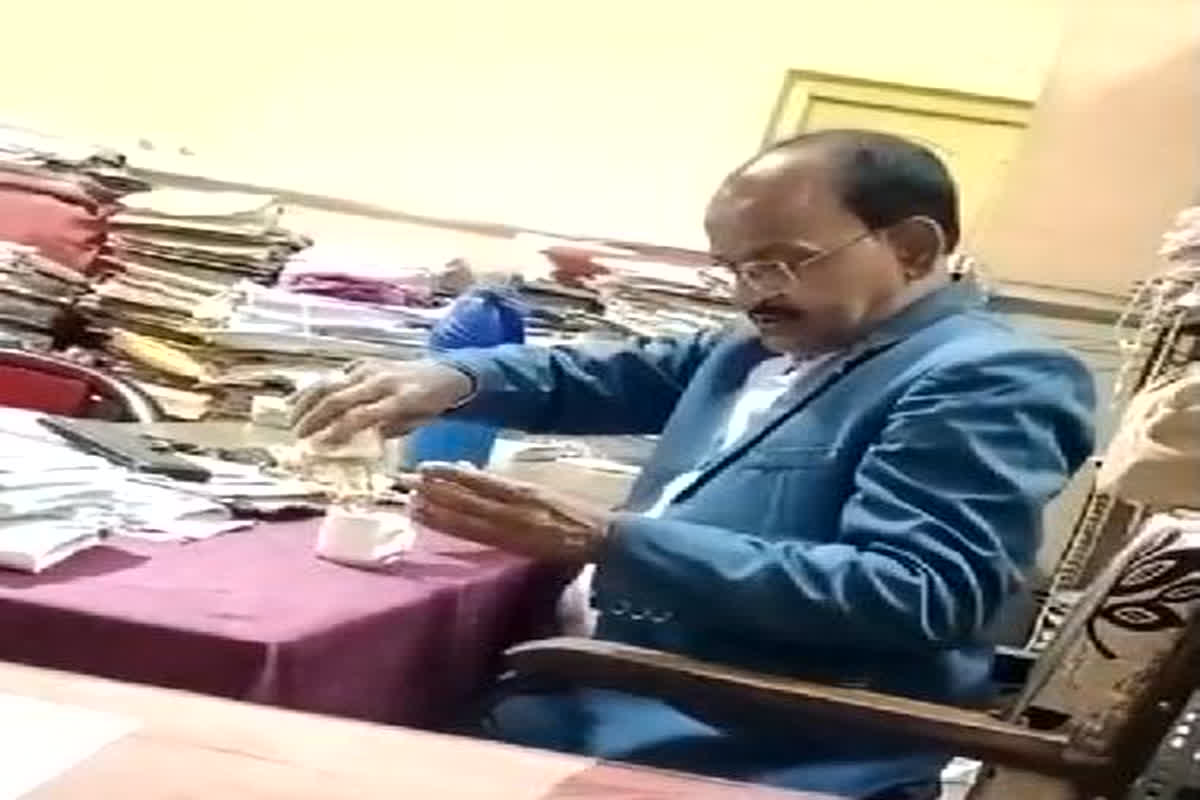 Singrauli Viral Video: ऑफिस के अंदर बैठकर जाम छलकाते नजर आया अधिकारी, सोशल मीडिया पर वायरल हुआ वीडियो