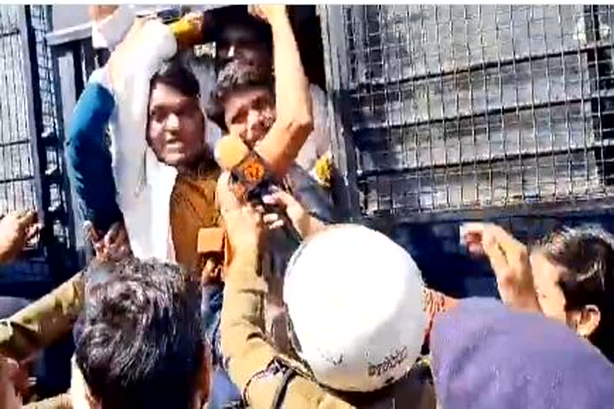 MP Patwari Bharti Ghotala : प्रदेश में पटवारी भर्ती परीक्षा को लेकर फिर शुरू हुआ बवाल, सड़क पर उतरे अभ्यर्थियों को पुलिस ने किया गिरफ्तार, देखें वीडियो