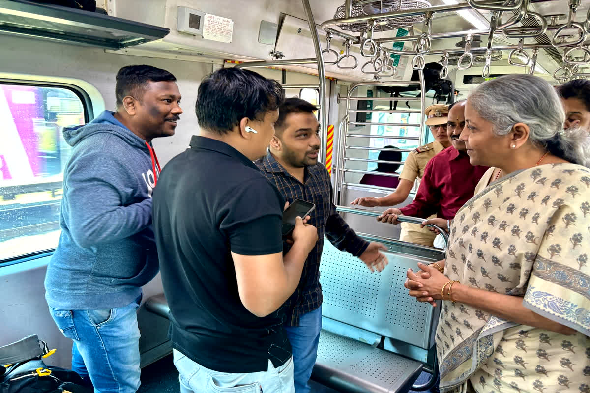 Nirmala Sitharaman Travel in Local Train: वित्त मंत्री निर्मला सीतारमण ने मुंबई लोकल में किया सफर, यात्रियों से हुई रूबरू
