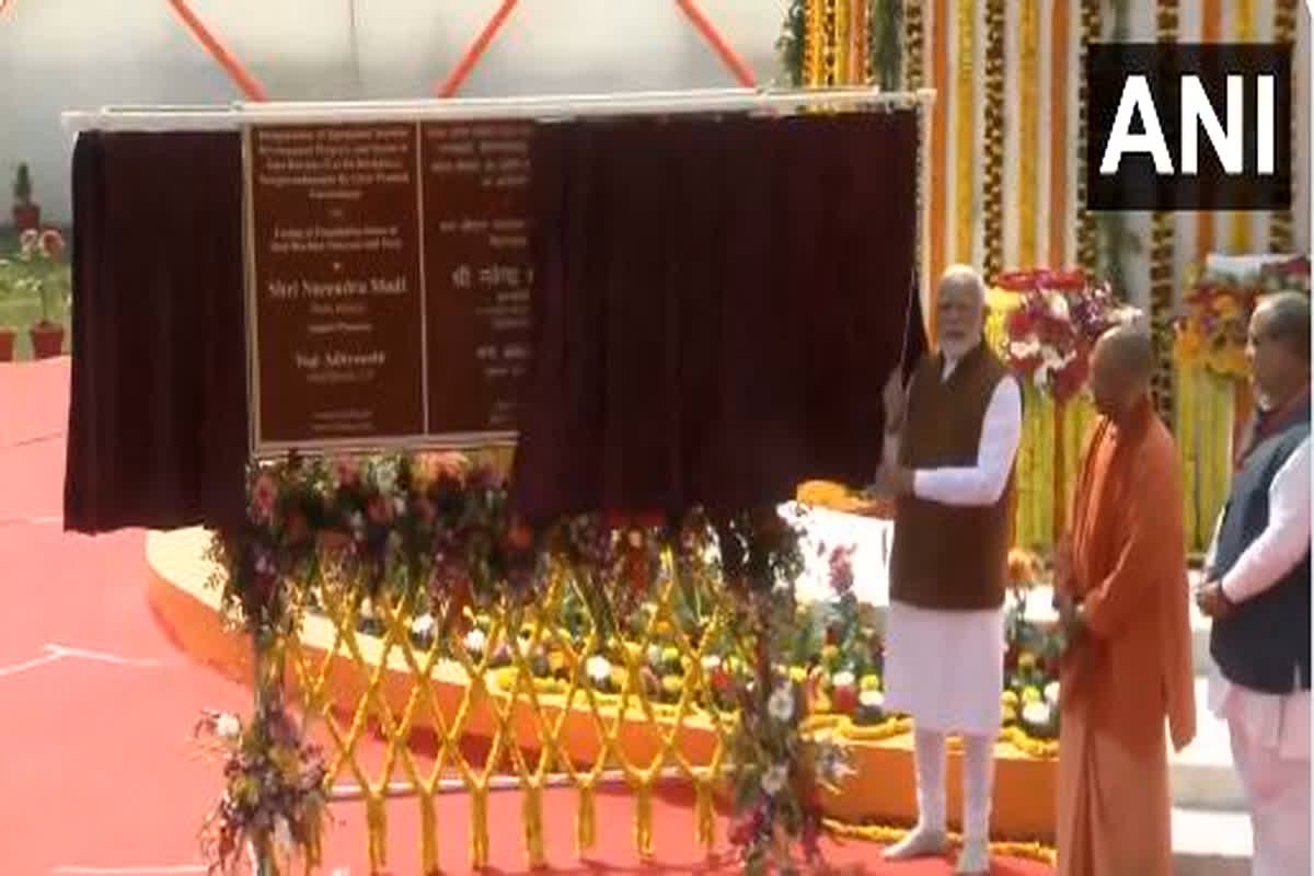 PM Modi In Varanasi : पीएम मोदी ने संत रविदास की भव्य प्रतिमा का किया अनावरण, जन्मस्थली का दौरा कर कही ये बात