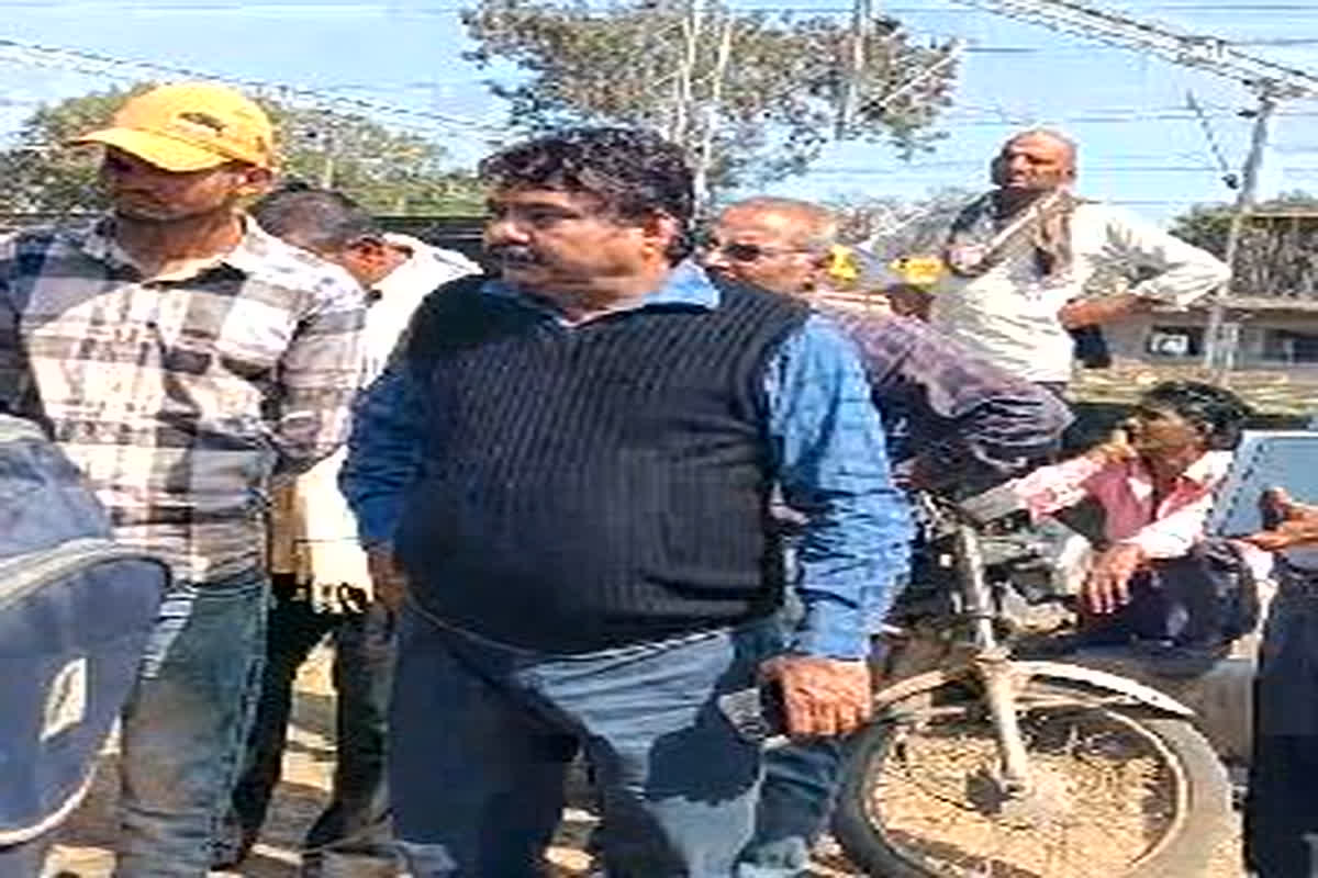 SDM Anil Bhana: किसानों को समझाइश देने पहुंचे SDM ने दिखाई गुंडागर्दी, खुलेआम गाली-गलौज करते वायरल हुआ वीडियो