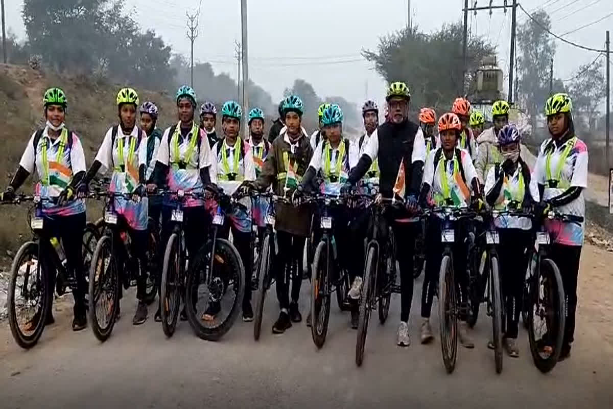 बेटी पढ़ाओ बेटी बचाओ का संदेश लेकर साइकल यात्रा पर निकली 21 लड़किया, मुंबई में होगा समापन