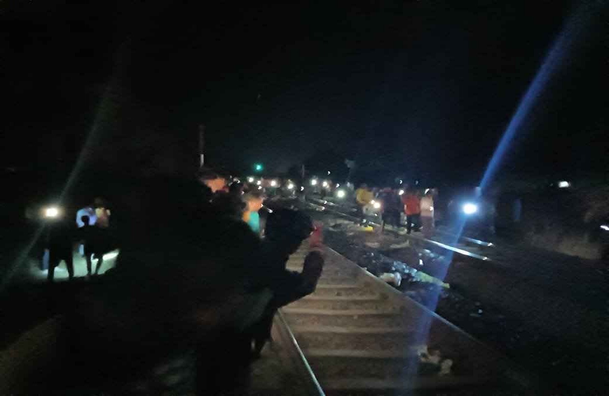 Jharkhand Train Accident: स्टेशन के पास बड़ा रेल हादसा, यात्रियों पर चढ़ी ट्रेन, कई लोगों को लिया चपेट में
