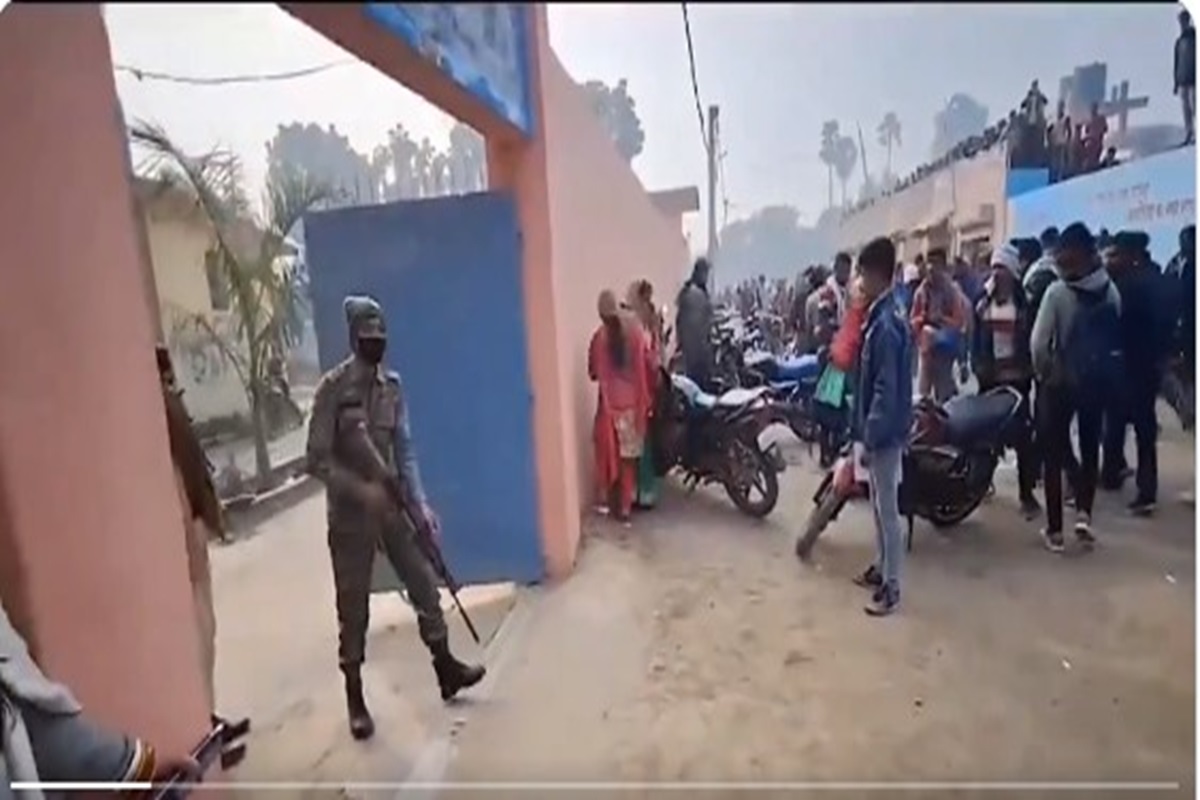 Video: परीक्षा देने गए छात्रों को पुलिस ने बंदूक लोड कर डराया, जमकर वायरल हो रहा धक्कामुक्की का वीडियो