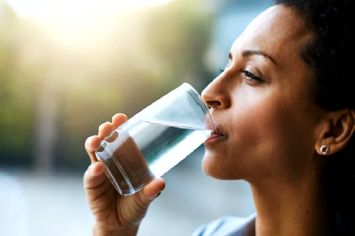 Side Effects Of Drinking Too Much Water: सोने से पहले भूलकर भी न पीएं ज्यादा पानी, शरीर को पहुंचा सकता है नुकसान