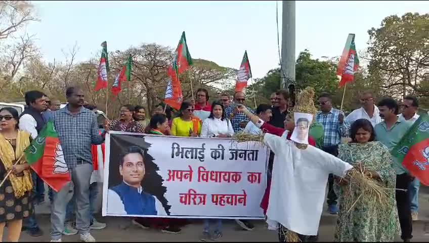 CG News: भाजपाईयों ने विधायक देवेन्द्र यादव का जलाया पूतला, MMS कांड पर झूठी फोरेसिंक रिपोर्ट दिखाने का आरोप