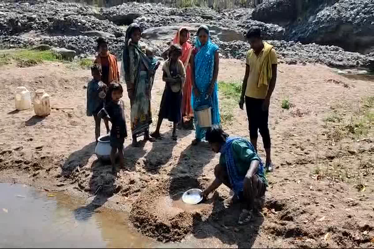 Pendra News: गर्मी शुरू होने से पहले ही होने लगी पानी की किल्लत, आजादी के इतने सालों बाद आज भी मूलभूत सुविधा के अभाव से जूझ रहे ग्रामीण