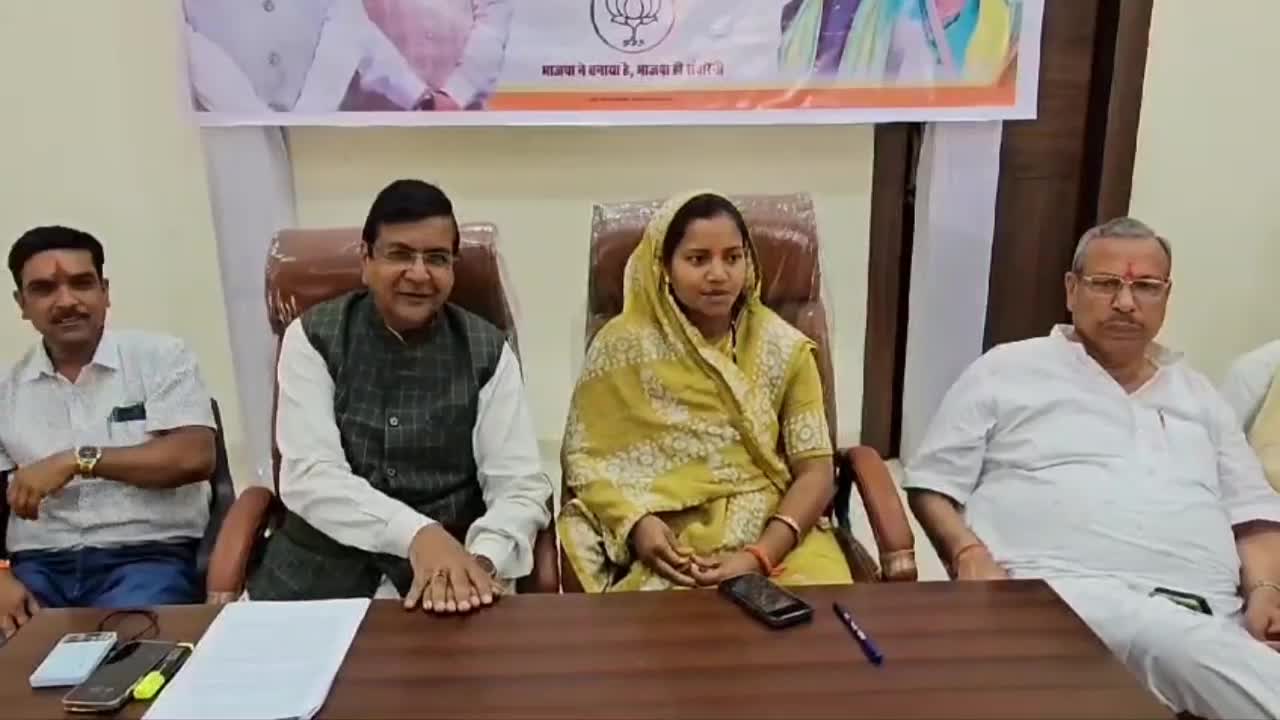 मंत्री लक्ष्मी राजवाड़े के टोकने के बाद भी करते रहे भूपेश बघेल सरकार का बखान, भाजपा जिलाध्यक्ष का वीडियो वायरल