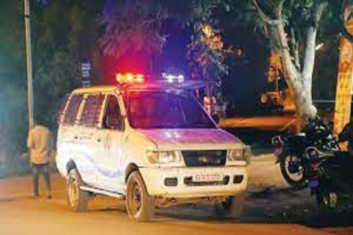 Chhattisgarh : छत पर चढ़कर खुद को डॉन बता रहा युवक, पुलिस का सायरन सुन उतर गया नशा, घर से हुआ फरार