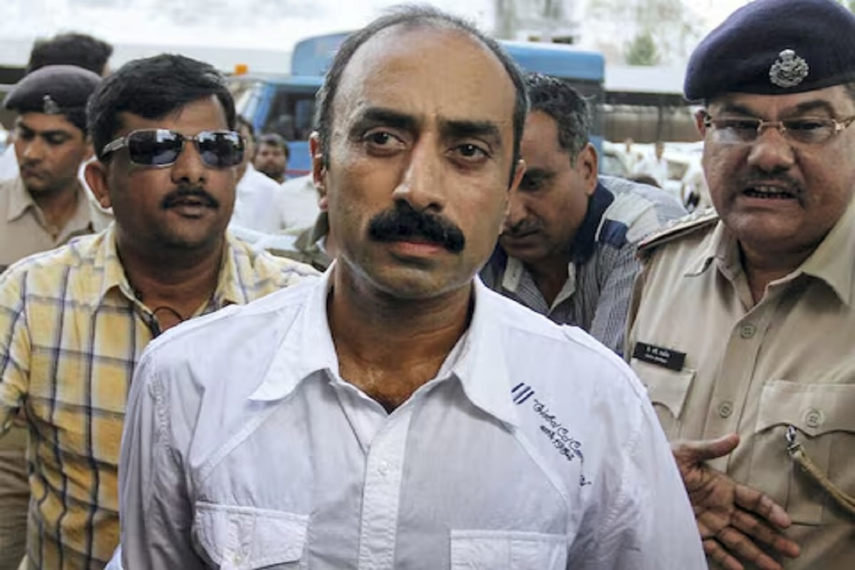 IPS Sanjiv Bhatt Punishment : दूसरों को जेल भेजने वाले अधिकारी अब खुद जेल में, पूर्व IPS संजीव भट्ट को कोर्ट ने सुनाई 20 साल की सजा, वकील से जुड़ा हुआ है मामला