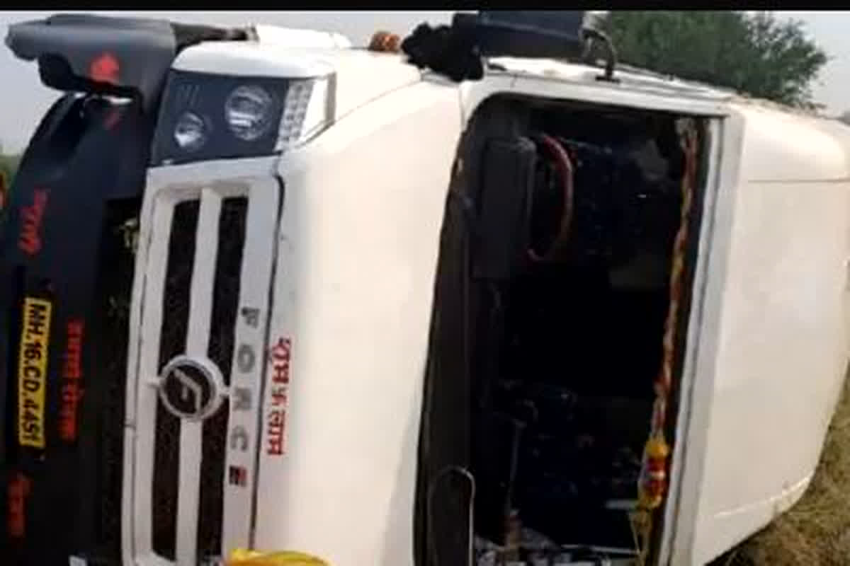 Jabalpur Bus Accident: अनियंत्रित होकर पलटी टूरिस्ट बस, हादसे में बस में सवार 6 से 7 लोग हुए चोटिल