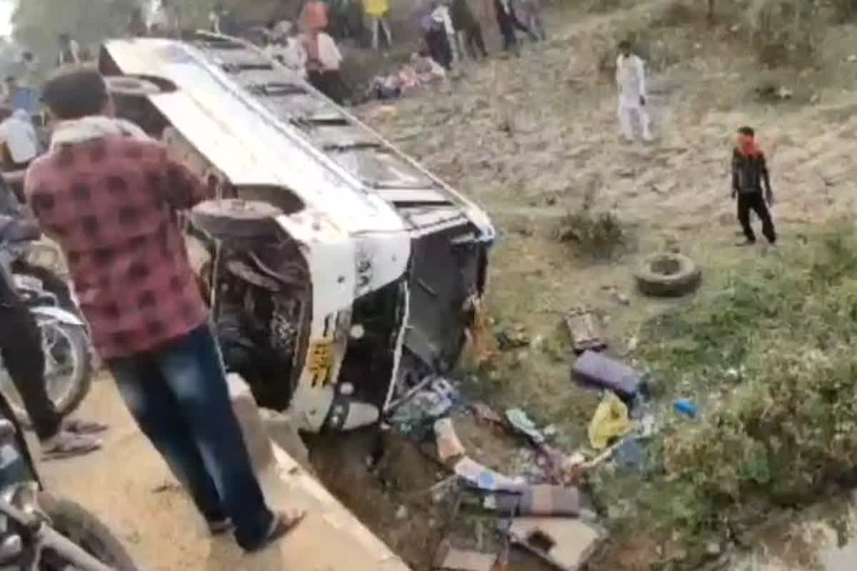 Bus Accident: जिले में बड़ा हादसा, अनियंत्रित होकर पलटी यात्री बस, 28 से ज्यादा यात्री घायल, 8 की हालत गंभीर
