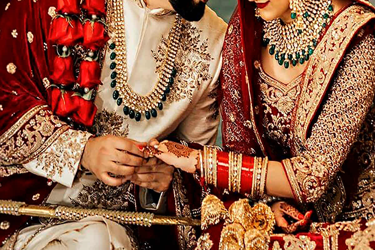 Dulhe ne Ki Gandi Harkat: दूल्हा मंडप में ही करने लगा शादी के बाद होने वाला ये काम, दुल्हन बोली- थोड़ी तो मर्यादा रखो, जड़ दिया तमाचा