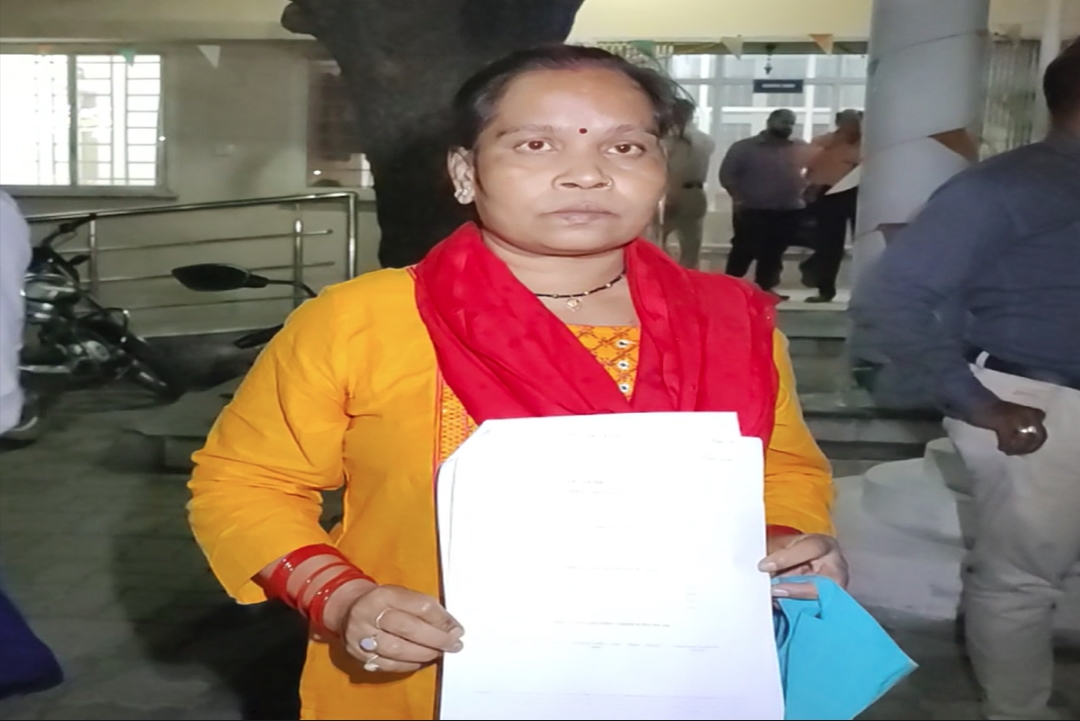 Jabalpur News : लंबे समय से चल रह जिंदा लोगों को मृत घोषित कर पैसे निकालने का फर्जीवाड़ा, 2022 में मृत घोषित हो चुकी महिला पहुंची थाने
