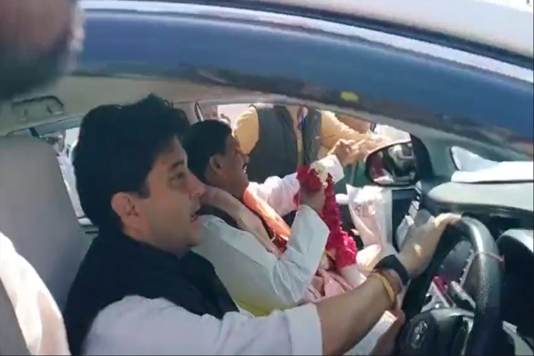 Jyotiraditya Scindia Driving Video : ‘महाराज बने सारथी’..! सीएम, राज्यपाल और नरेंद्र तोमर को बैठाकर थामा कार का स्टेयरिंग, देखें वीडियो..