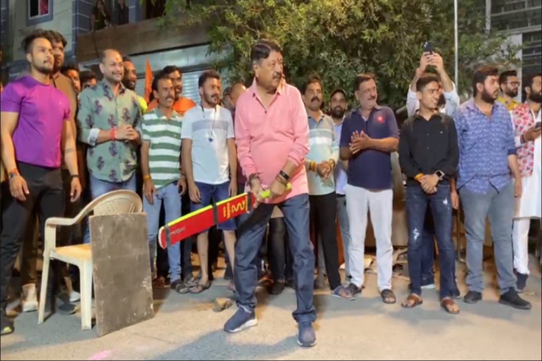 Kailash Vijayvargiya Played Cricket : मंत्री कैलाश विजयवर्गीय ने खेला गली क्रिकेट, दादा की गेंद पर पोते ने लगाए गजब के शॉट, देखें वीडियो