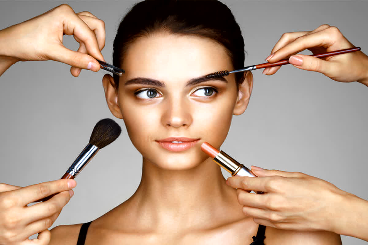 Makeup Tips: मेकअप करते समय ध्यान दें ये जरूरी बातें, वरना चेहरे पर पड़ेगा बुरा असर