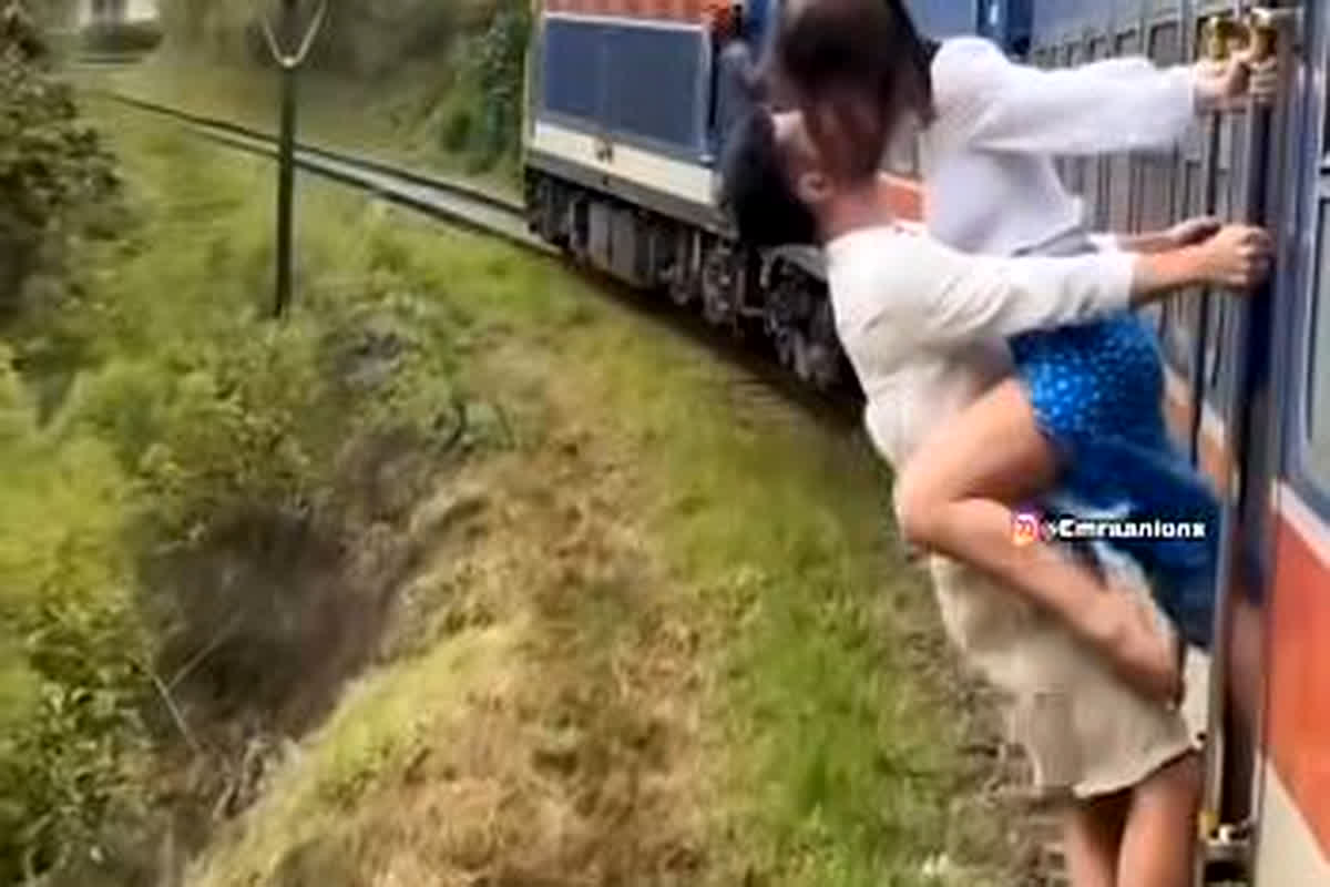 GF-BF Romance in Train: चलती ट्रेन की गेट पर लटककर रोमांस करते नजर आए गर्लफ्रेंड-बॉयफ्रेंड, सुहाने सफर में खुद को नहीं कर पाए कंट्रोल