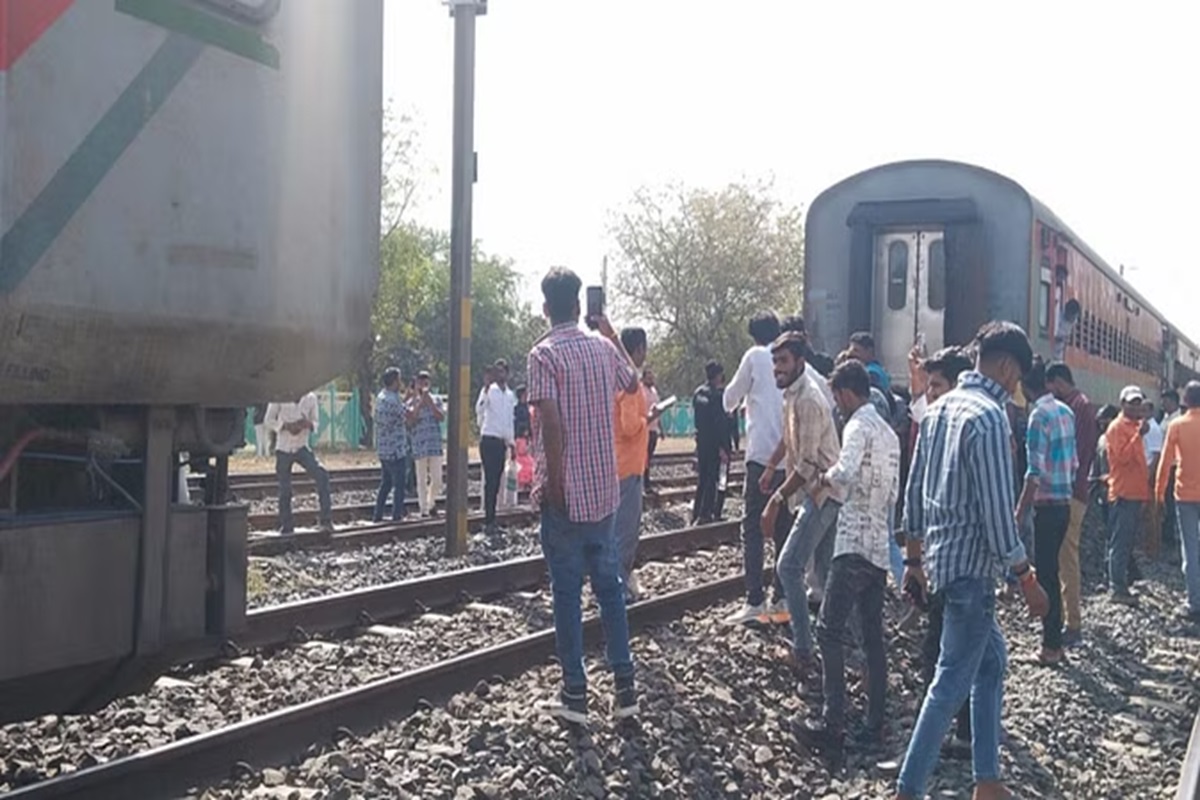Indian Railway News : चलते-चलते अचानक दो हिस्सों में बंट गई ट्रेन, यात्रियों में मची अफरा-तफरी