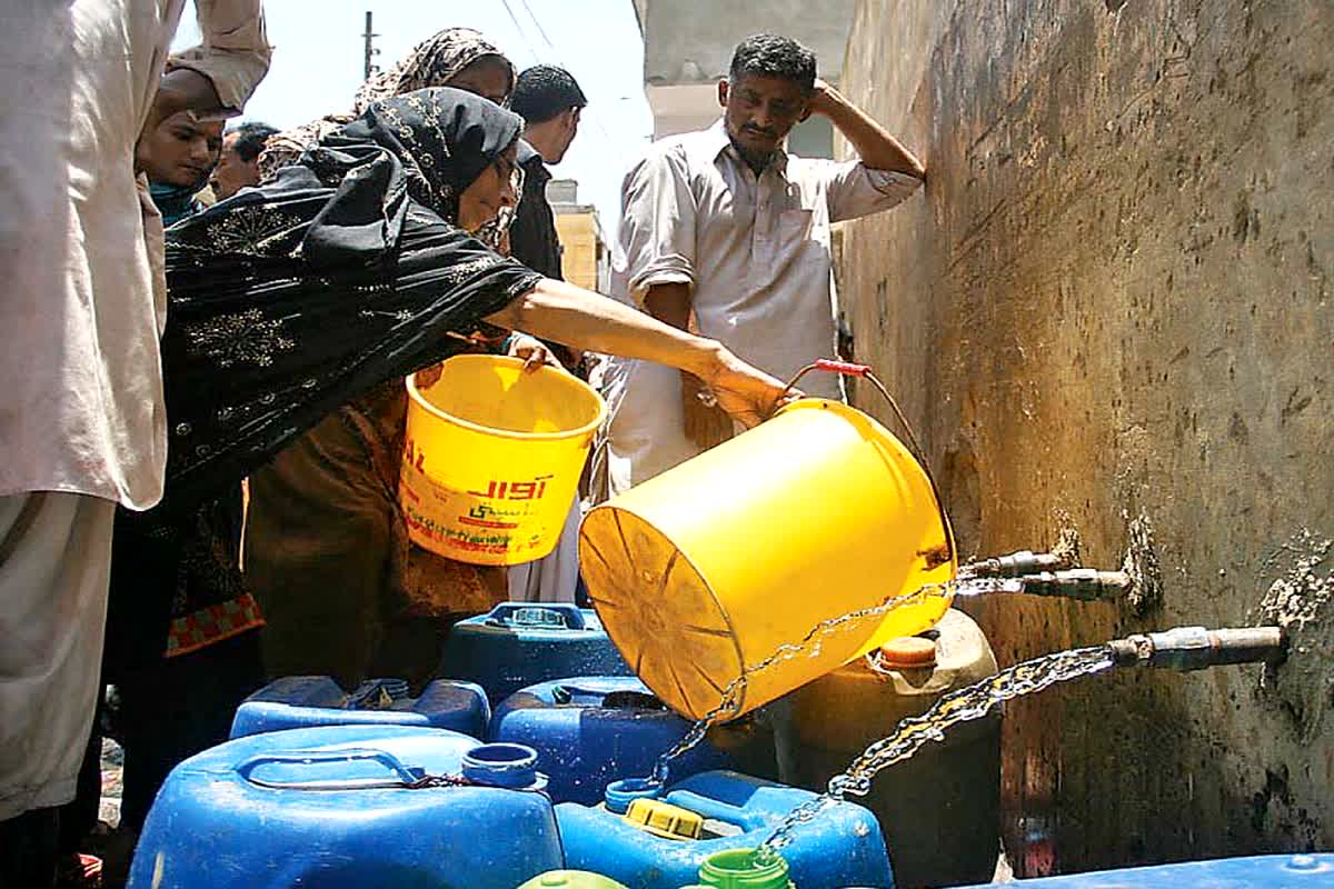 Water Crisis In Bengaluru : पानी किया बर्बाद तो देना होगा 5 हजार रुपए का जुर्माना, इस शहर में जारी हुआ नया फरमान