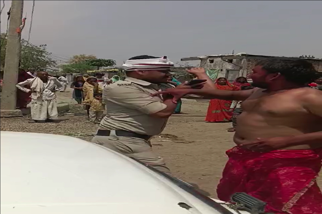 Sharabi Ne Ki Police wale Ki Pitai : वर्दी वाले से भी नहीं डरा नशेड़ी..! पुलिसकर्मी को गाली–गलौज देकर दी जान से मारने की धमकी, देखें वीडियो