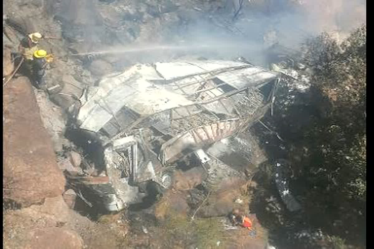 Bus Accident In South Africa: पुल का बैरियर तोड़ खाई में गिरी यात्रियों से भरी बस, 45 लोगों की हुई मौत