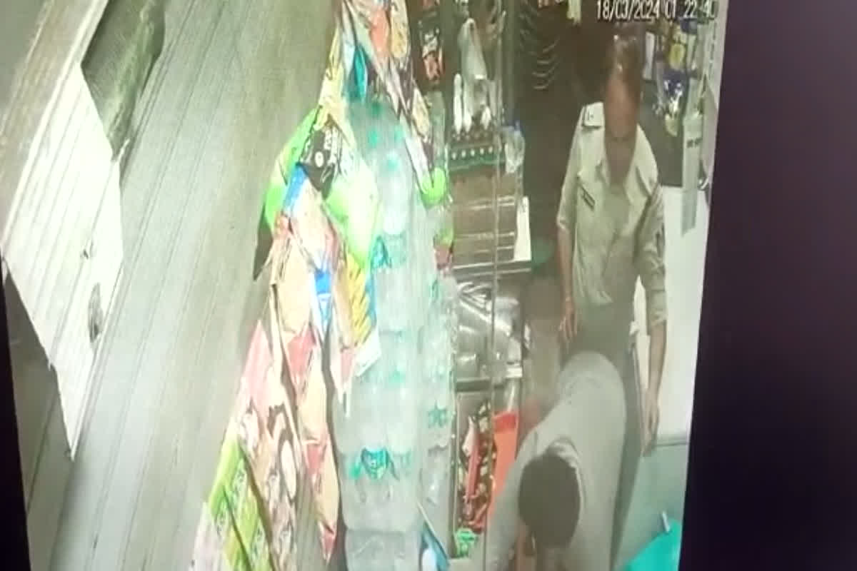 Video Viral: पुलिसकर्मियों की गुंडागर्दी, दुकान में घुसकर कारोबारी की जमकर की पिटाई, सामने आया CCTV फुटेज…