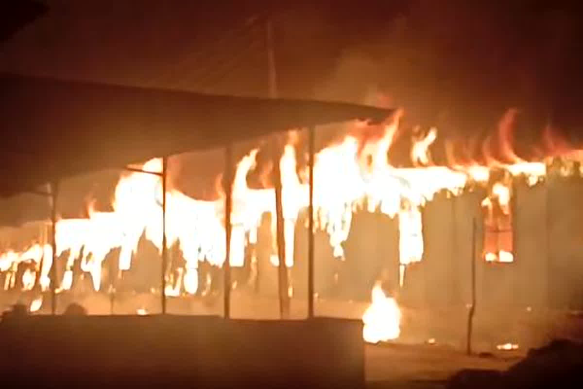Indore News: महाशिवरात्रि के मेले में लगी भीषण आग, लोगों की भीड़ के बीच मची अफरातफरी, इधर उधर भागने लगे लोग