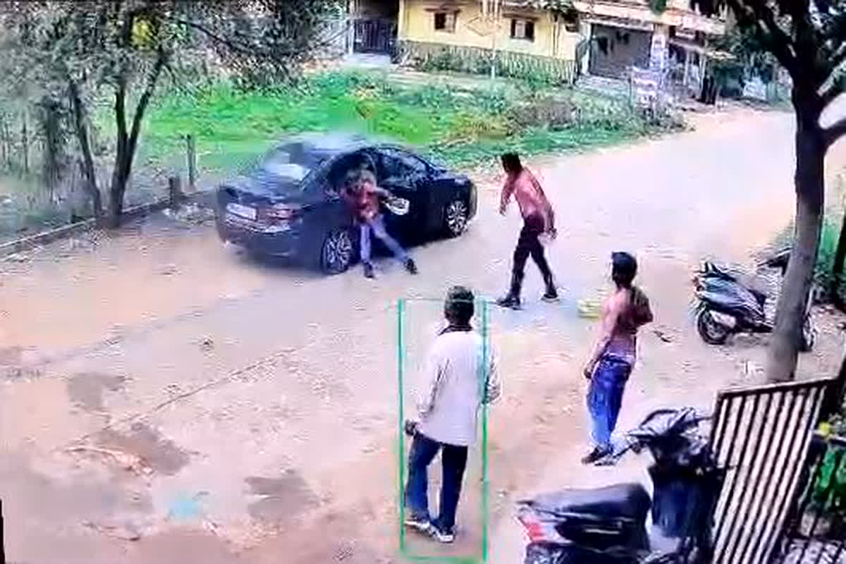 Bilaspur Viral Video: होली खेलने के दौरान जमकर मारपीट, मामूली विवाद पर बदमाशों ने युवक को कार के गेट से लटकाकर घसीटा, वायरल हुआ वीडियो